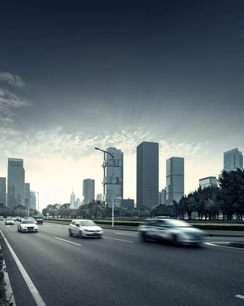 El camino y la ciudad — Foto de Stock