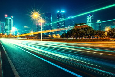 Geceleri kentsel trafik