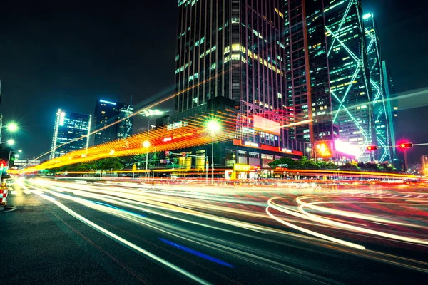 Tráfico urbano por la noche — Foto de Stock