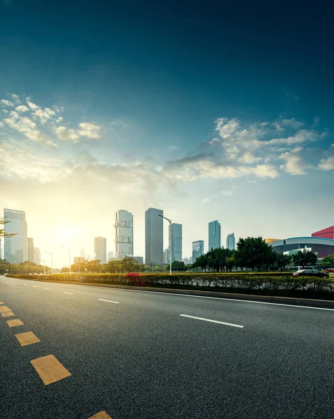 El camino y la ciudad — Foto de Stock