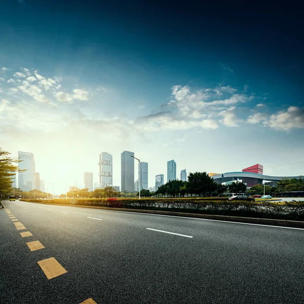 De weg en de stad — Stockfoto