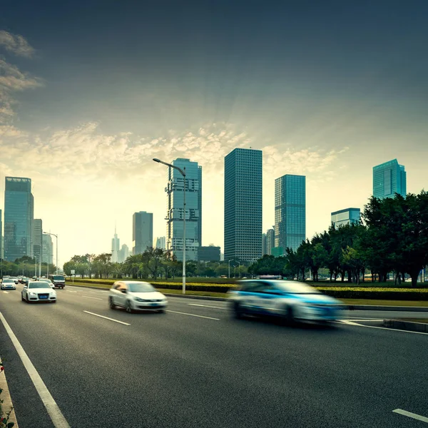 El camino y la ciudad —  Fotos de Stock