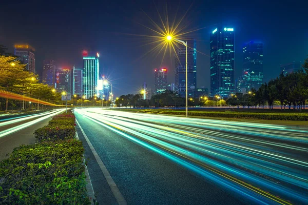 Trafic urbain la nuit — Photo