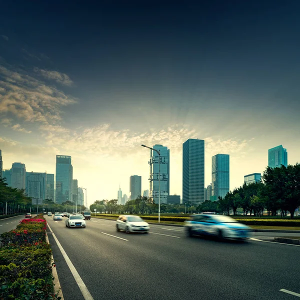 De weg en de stad — Stockfoto