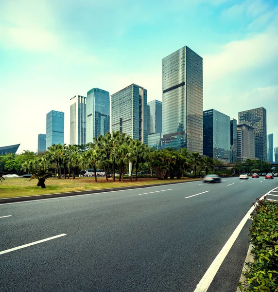 De weg en de stad — Stockfoto