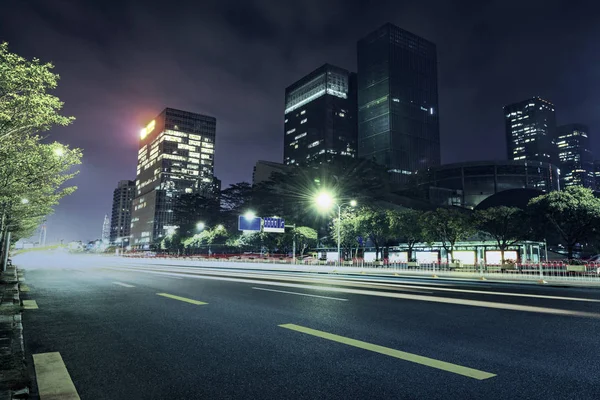 Tráfego urbano à noite Fotos De Bancos De Imagens Sem Royalties