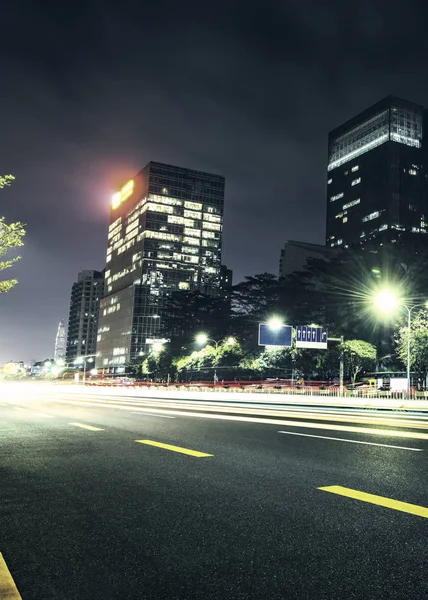 Stadtverkehr in der Nacht — Stockfoto