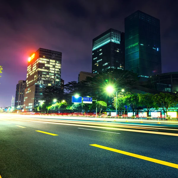 A cidade à noite — Fotografia de Stock