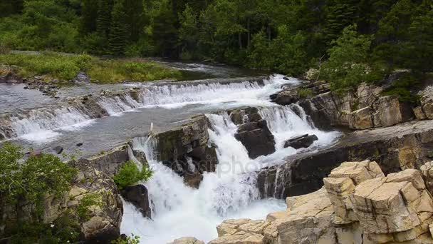 Красиві водоспади Swiftcurrent — стокове відео