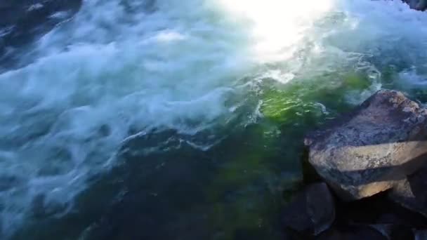 Yellowstone rivier trapsgewijze over rotsen — Stockvideo