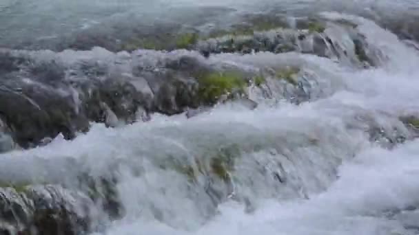 Watervallen Cascading neer rotsen — Stockvideo