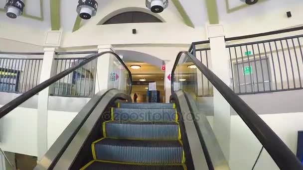 Κυλιόμενη σκάλα που πηγαίνει επάνω — Αρχείο Βίντεο