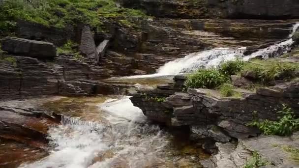 Chute d'eau dans un ruisseau 