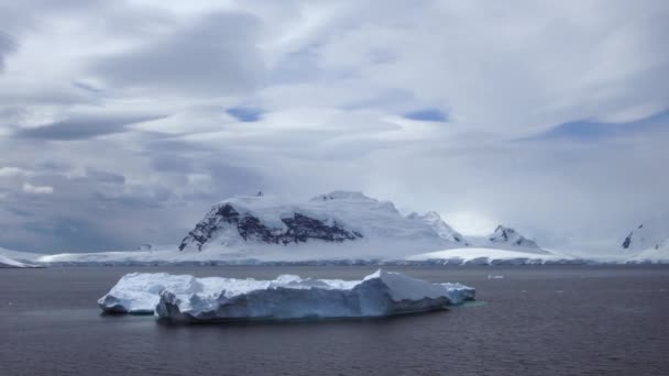 Grand Iceberg Flottant Dans Canal Neumayer Antarctique Poupée Caméra Gauche — Video