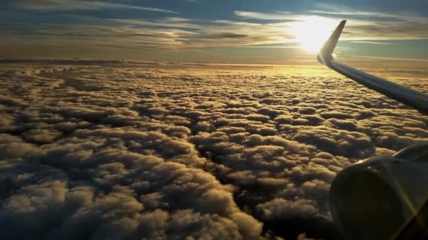 Volando Por Encima Una Capa Nubes Stratus Amanecer Con Ala — Vídeos de Stock