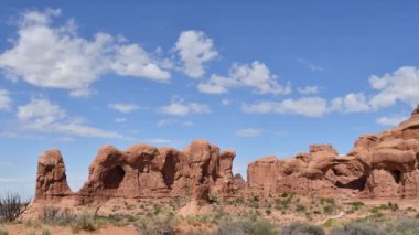 Arches Ulusal Parkı, Moab, Utah 'ta zaman atlaması. Kamera soldan sağa doğru acıyor. Bulutlar soldan sağa hareket ediyor.