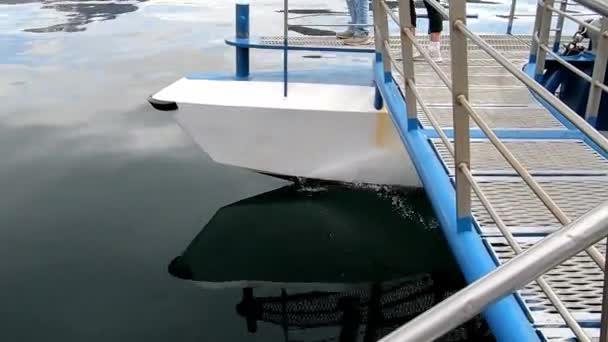 ボートのポンツーンが水の中を横切り — ストック動画