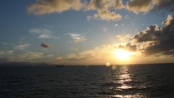 Puesta Sol Mar Con Buque Carga Silueta Horizonte — Vídeos de Stock