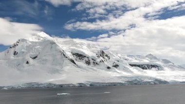Antarktika, Neumaier Kanalı 'nda kıyı boyunca yol alıyoruz..