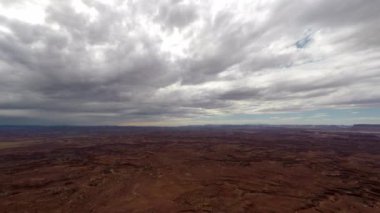 Utah, Canyonlands Ulusal Parkı 'nın Needles Bölgesi' ndeki kanyon zeminine bakan zaman atlaması..