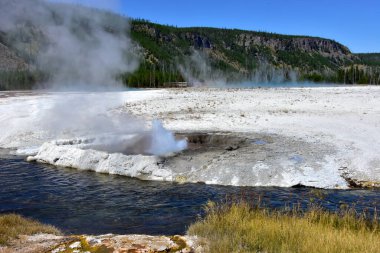 Siyah Kum Havzası ve Uçurum Gayzer püskürmesi, Yellowstone Ulusal Parkı.