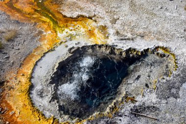 Yellowstone Ulusal Parkı 'ndaki Geyser Hill' deki kaplıcalardan biri..
