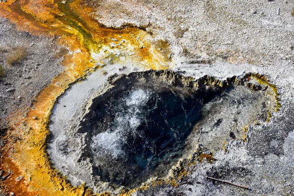 Yellowstone Ulusal Parkı Ndaki Geyser Hill Deki Kaplıcalardan Biri — Stok fotoğraf