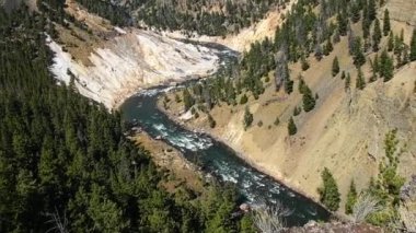Calcite Springs, Yellowstone nehri boyunca Tower Junction ve Tower Falls arasında, Yellowstone Ulusal Parkı, Wyoming. Kamera yukarı eğiliyor.
