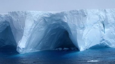 Çok büyük bir buzdağı sisli bir günde, Kral George Adası, Antarktika yakınlarında..
