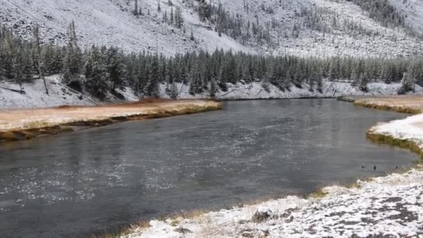 Rio Madison Com Leve Neve Yellowstone National Park Wyoming Câmera — Vídeo de Stock