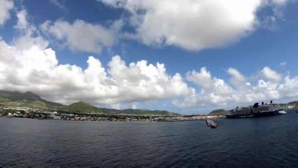 カリブ海のセントキッツ州バセターレ市のバセターレ湾港の時間経過 左にカメラのパンニング右 右に左に移動雲と — ストック動画