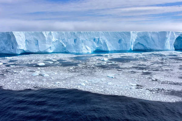 Een Grote Blauwe Ijsberg Ijsschots Antarctica — Stockfoto