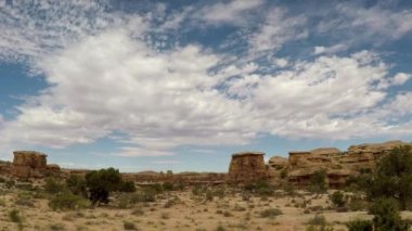 Big Spring Canyon Overlook, Canyonlands Ulusal Parkı, Sky District 'teki Ada' da zaman atlaması. Kamera soldan sağa dönüyor.