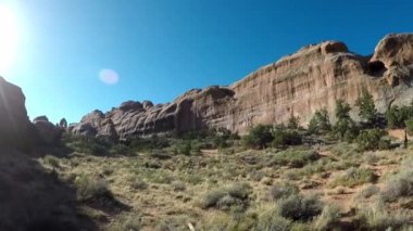 Arches Ulusal Parkı 'ndaki tünel kemeri, Moab, Utah. Kamera el kamerası, soldan sağa dönüyor.