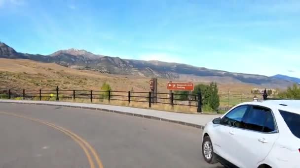 Łuk Roosevelta Przy Północnym Wejściu Parku Narodowego Yellowstone Aparat Ręczny — Wideo stockowe