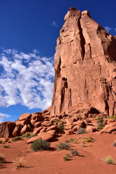 Utah Arches Ulusal Parkı Nda Mavi Gökyüzüne Karşı Kırmızı Kayalar — Stok fotoğraf