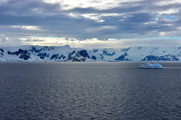 Błękitna Góra Lodowa Unosząca Się Przed Wyspą Słonia Antarktyda — Zdjęcie stockowe