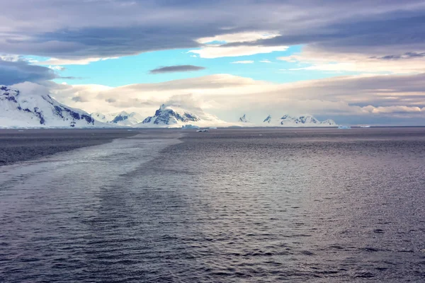 Sol Fjellene Seiling Bort Fra Elefantøya Antarktis – stockfoto