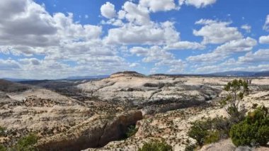 Escalante Grand Staircase Ulusal Anıtı 'nın tepesinden alınan bulutların hızlanması. Kamera sağdan sola dönüyor.