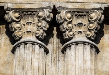 Eski sarı sütunun dış anıtı.