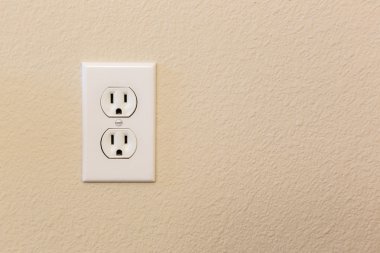 Duvardaki elektrik prizleri
