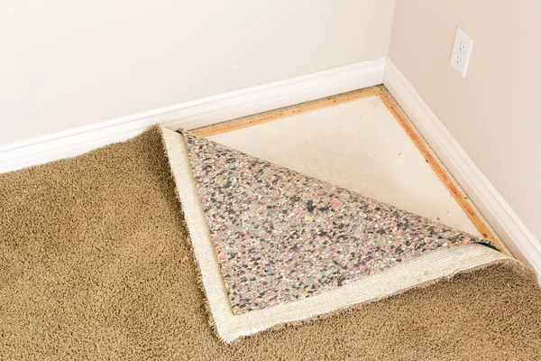 Odciąga się do tyłu dywan i Padding w pokoju — Zdjęcie stockowe