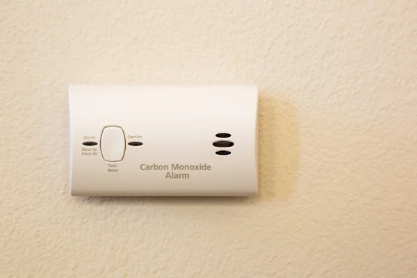 Alarm tlenku węgla, dołączony do ściany — Zdjęcie stockowe