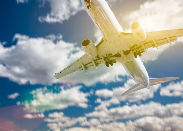 Jet-vliegtuig landing met dramatische wolken achter — Stockfoto