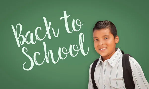 Menino hispânico na frente de volta para a escola Chalk Board — Fotografia de Stock