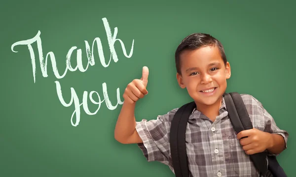 西班牙裔男孩在黑板的前面竖起大拇指感谢 Y — 图库照片