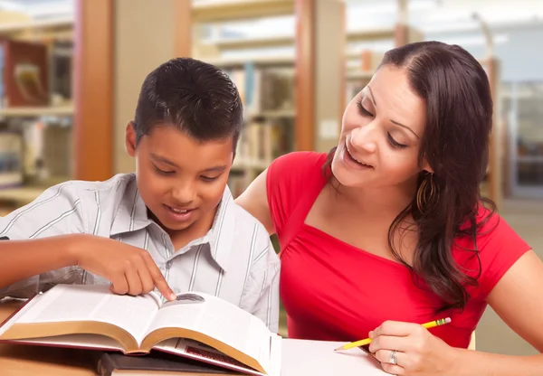 Madre e figlio ispanici che studiano in biblioteca — Foto Stock