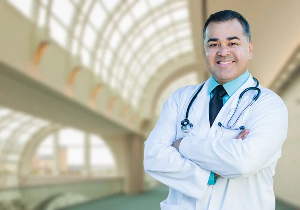 Knappe Hispanic mannelijke arts of verpleegkundige binnenkant ziekenhuis gebouw — Stockfoto