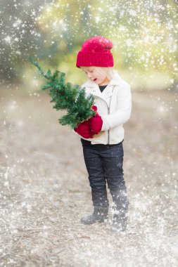 Mittens kar Effe ile küçük Noel ağacı tutan kız bebek