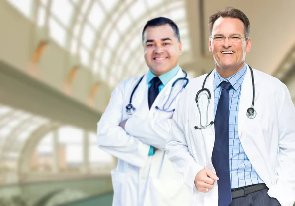 Knappe mannelijke artsen of verpleegkundigen binnen ziekenhuis gebouw — Stockfoto